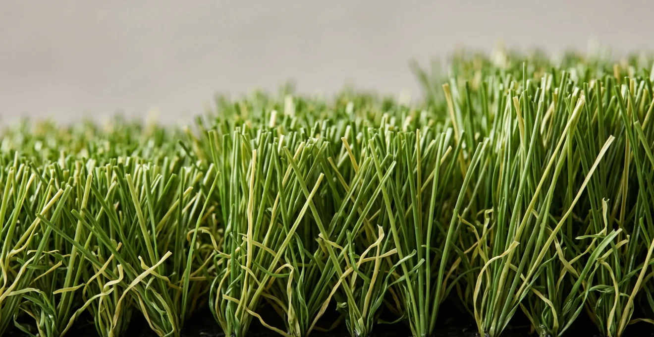 Gros plan macro sur fibres de gazon synthétique de différentes hauteurs (35, 42, 52 mm) montrant la densité élevée des touffes, les nuances de vert naturelles et la texture réaliste du polyéthylène